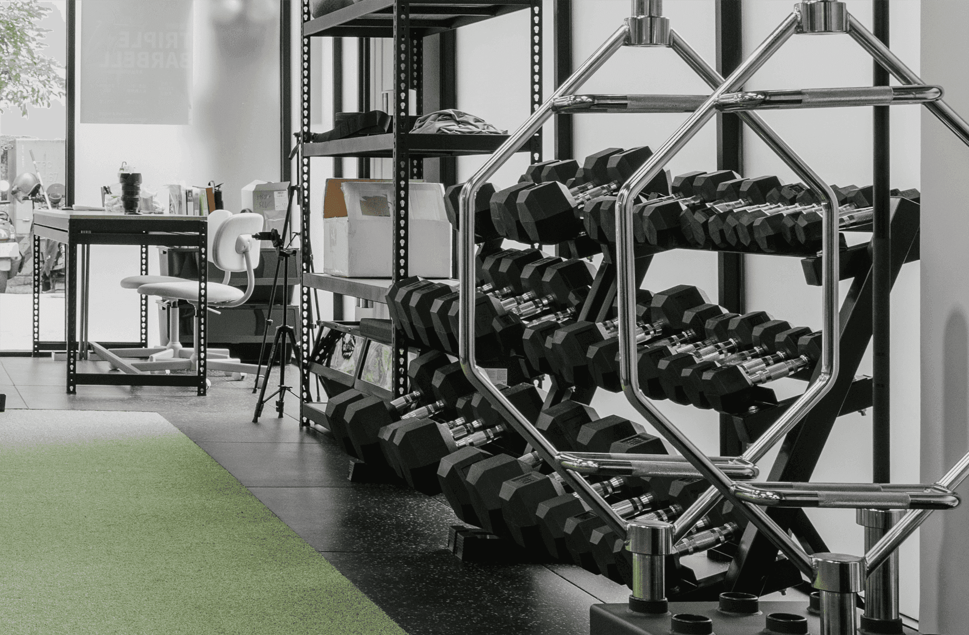 自由重量 vs 機械器材：健身新手該怎麼選？一次看懂差異、優缺點與課程建議！