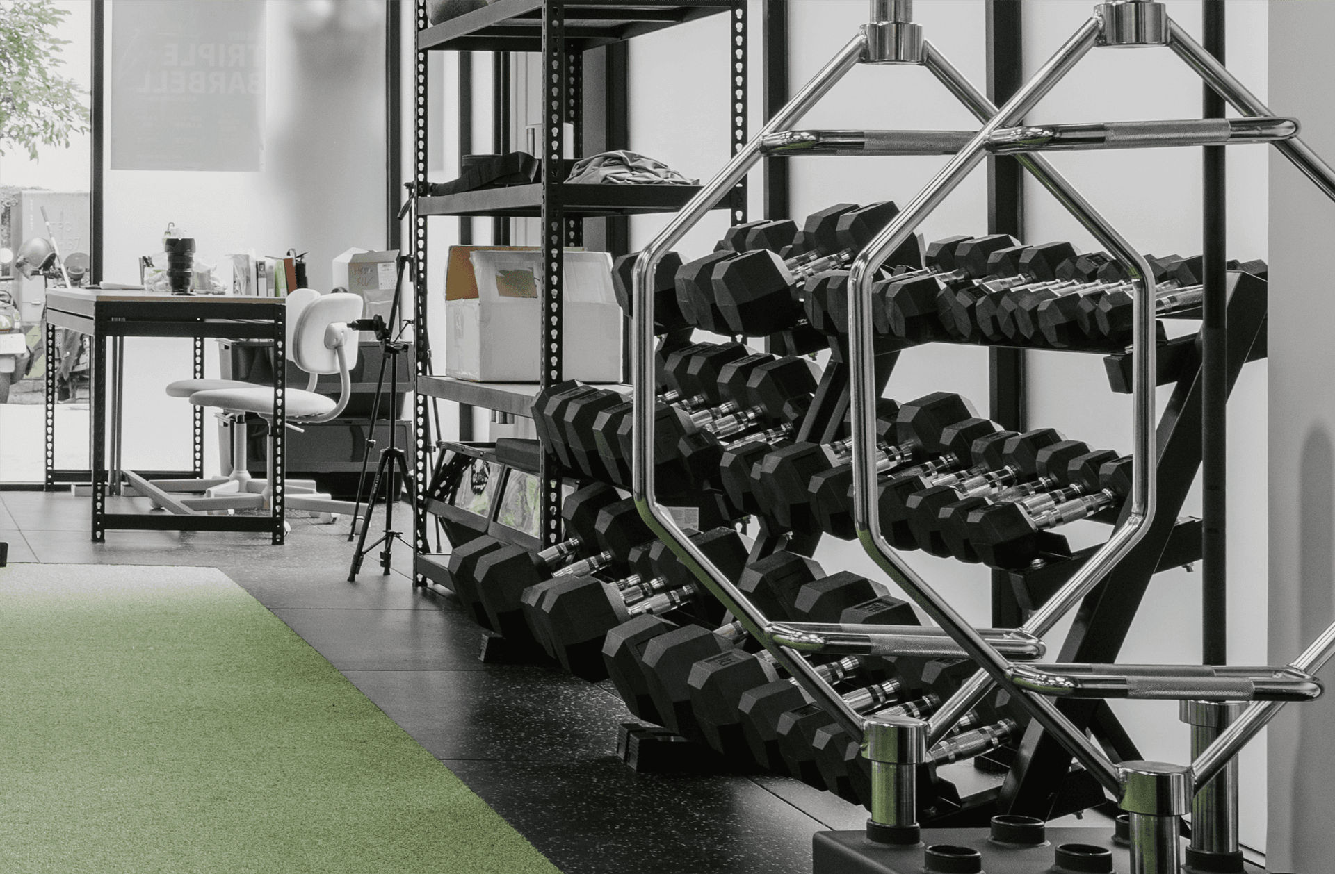 自由重量 vs 機械器材：健身新手該怎麼選？一次看懂差異、優缺點與課程建議！